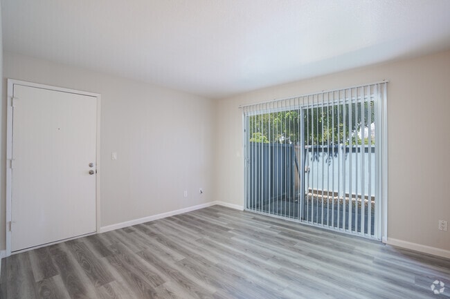 2 habitaciones, 1 baño - 749 pies cuadrados - Shorewell - Sala de estar - Bridge Bay Apartments