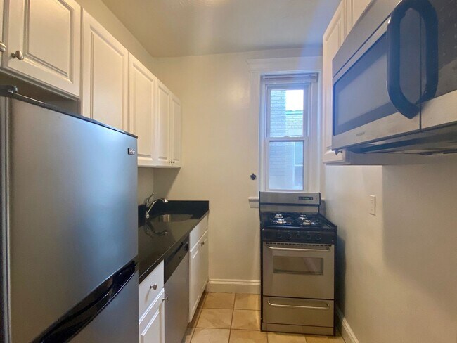 Building Photo - September Amazing 1bed in Allston! Fitness...