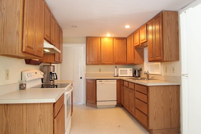 Building Photo - Spacious Renovated Colonial on The Lebanon...