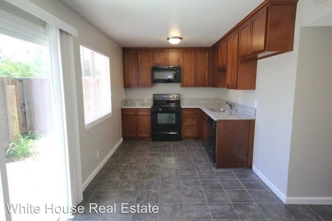 Building Photo - 724 Northfield Dr