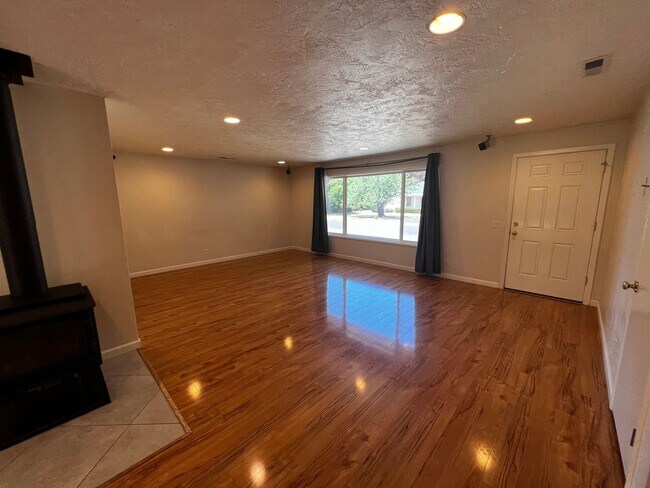 Foto del edificio - 4-Bedroom 3-Bathroom house with attached 1 bedroom apartment