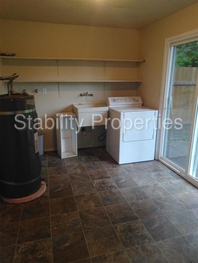 Foto del edificio - 2505 Mitchell Ave NE