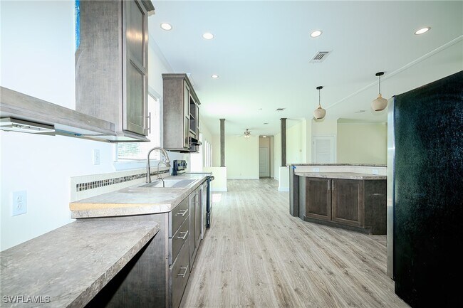 Foto del edificio - 4660-0 43rd Ave NE