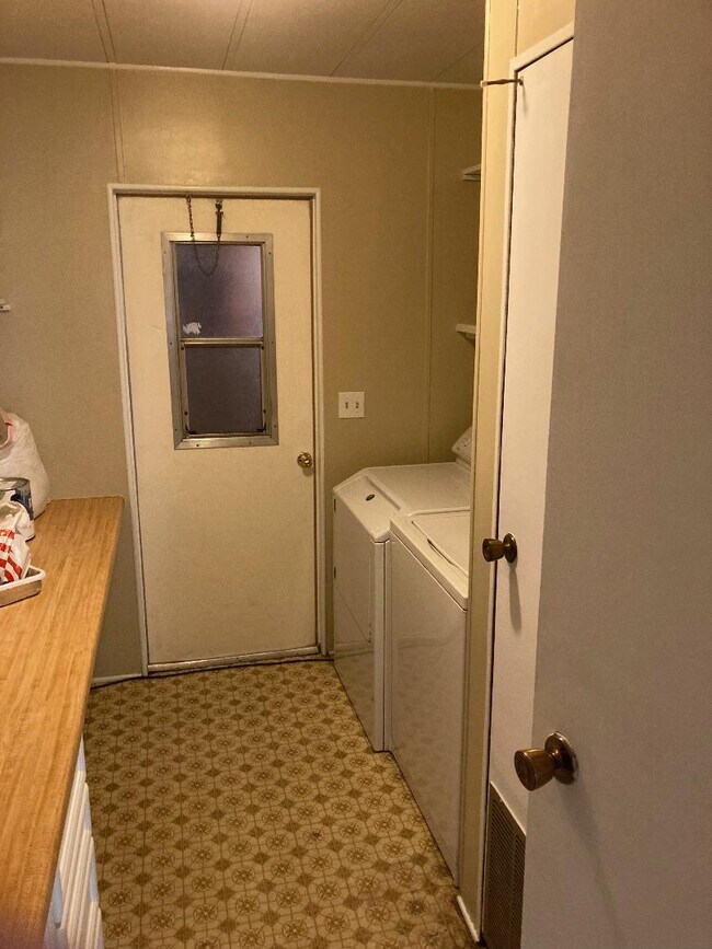 Foto del edificio - 680 Dutch Creek Rd