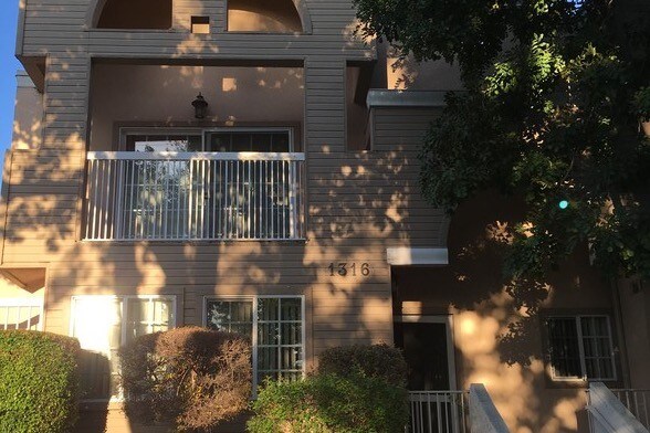 Private entrance - 1316 N Columbus Ave