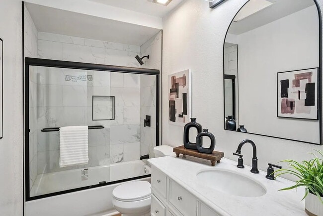 Building Photo - "Charming 1-Bedroom Retreat in the Heart of San Jose's Vibrant Community!"
