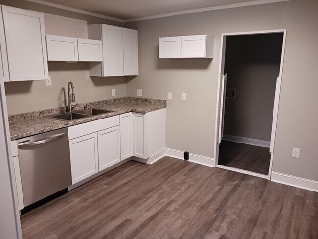 Building Photo - 4BR/2BA in St. Matthews