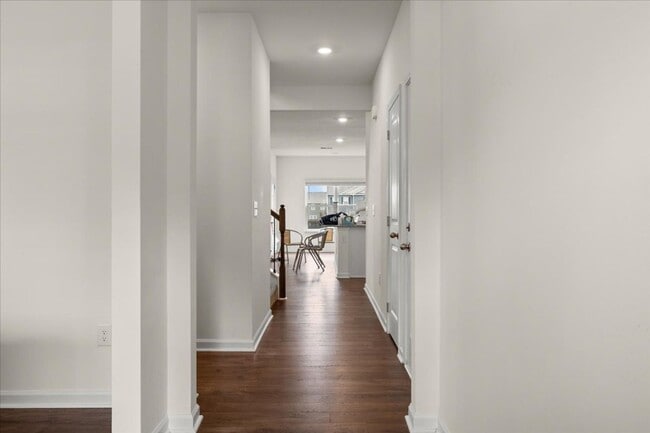 Building Photo - Modern 5 bedroom Home