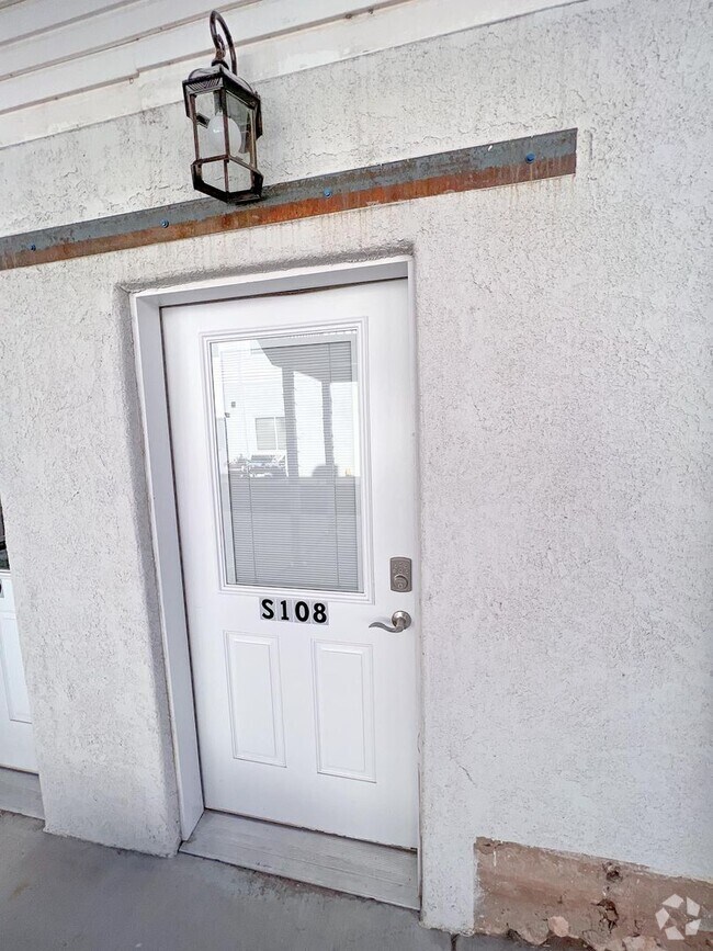Building Photo - 1060 Louis St