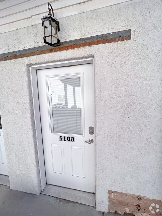 Building Photo - 1060 Louis St