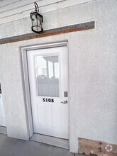 Building Photo - 1060 Louis St