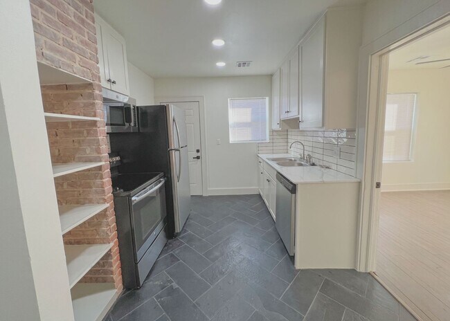 Building Photo - $500 OFF FIRST MONTHS RENT! Charming Duplex on 21st St.