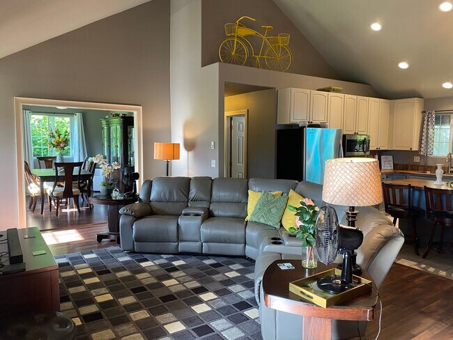 Spacious Open Concept Living Space - 3302 Donald St