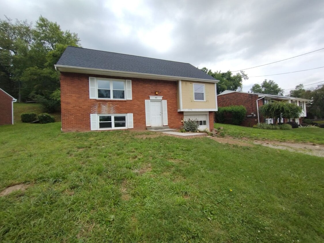 Primary Photo - 4 Bedroom House in Plum School District