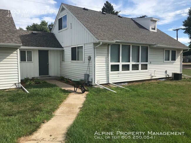 Building Photo - 4 Bed/2 Bath Home with 2 Car Garage!