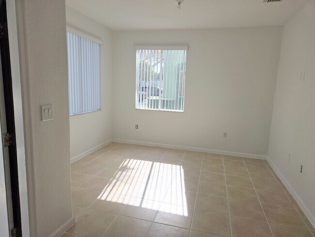 Foto del edificio - 3 Bedroom / 3 Bathroom Townhouse in Keys Cove Gated Community