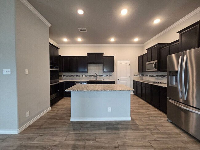 Foto del edificio - AVAILABLE NOW!