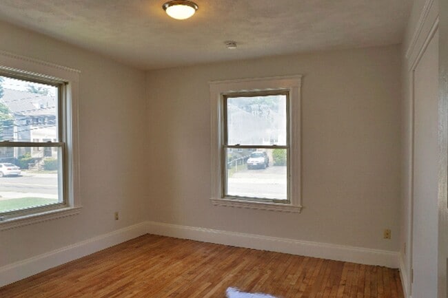 Photo - 2 bed1bath unit in Waltham is available in 9/1 House