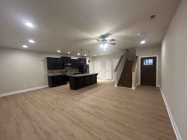 Foto del edificio - 3-Bedroom 2.5 Bathroom with Walk In Closets and 2-Car Garage For Rent