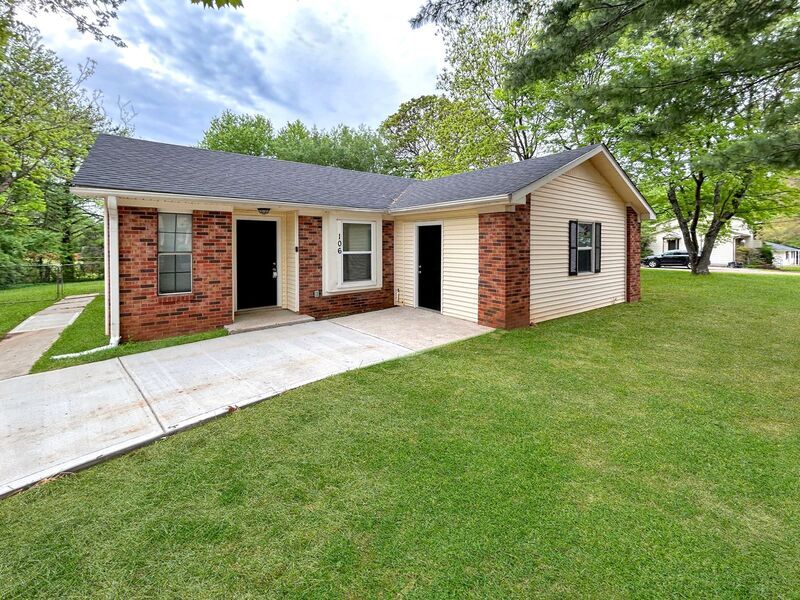 Primary Photo - 106 Greenwood Cir
