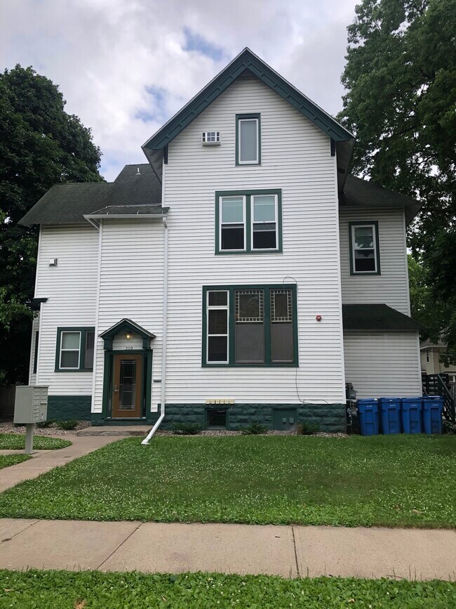 Building Photo - 209 E Broadway St