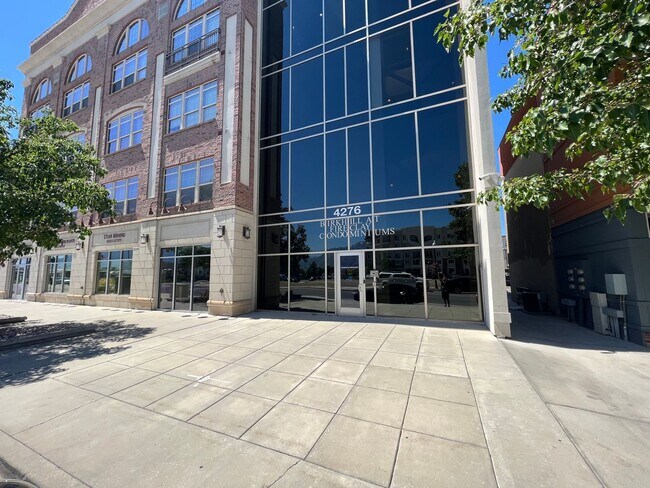 Foto del edificio - 2 Bedroom/2 Bathroom Top Floor Condo In Mu...