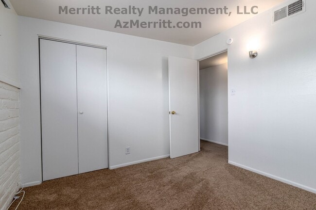 Building Photo - 4 Bedroom, 2 bath,  1/2 month free if you move in by 11/30, air conditioned, fenced yard, carport...