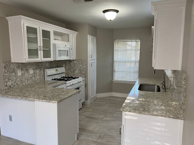 Foto del edificio - 5909 Avery Island Ave