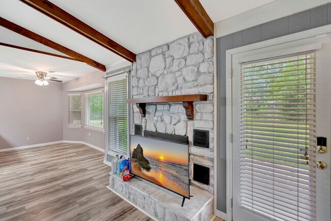 Building Photo - Charming Single-Story Home with Huge Backy...