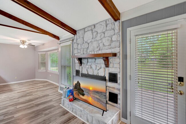 Foto del edificio - Charming Single-Story Home with Huge Backy...