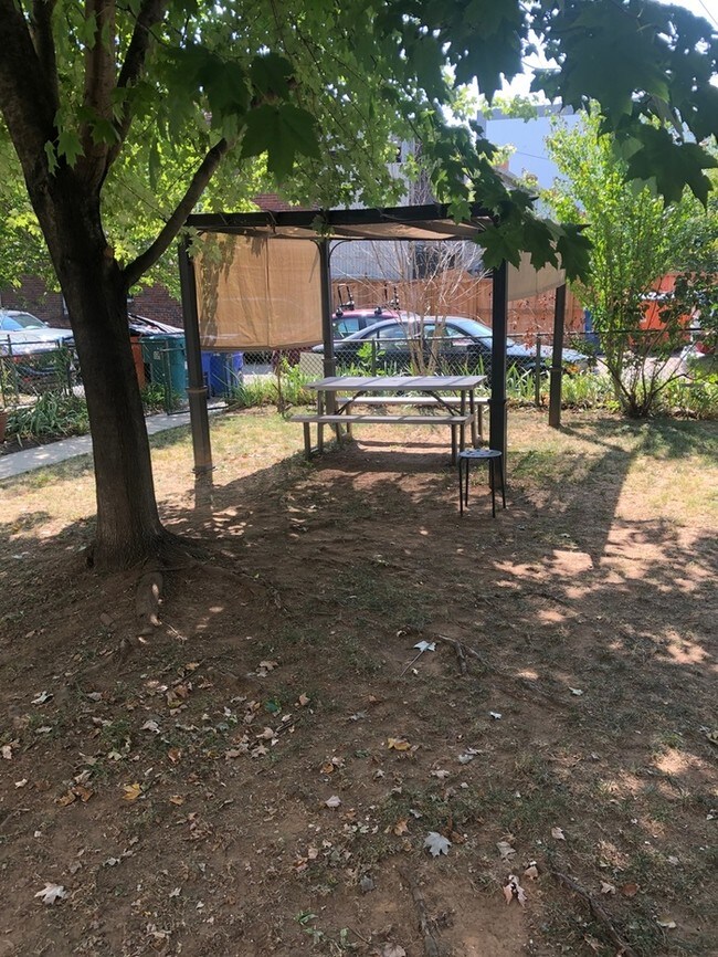 Foto del edificio - 717 Hamlin St NE