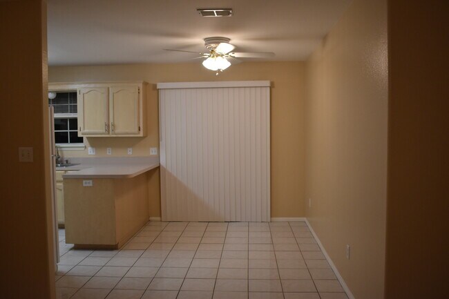 Área de comedor - 6800 N 8th St