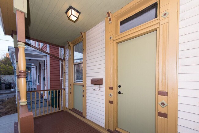 Building Photo - NORTHSIDE - Immacualte 3bed 2.5 bath w driveway.