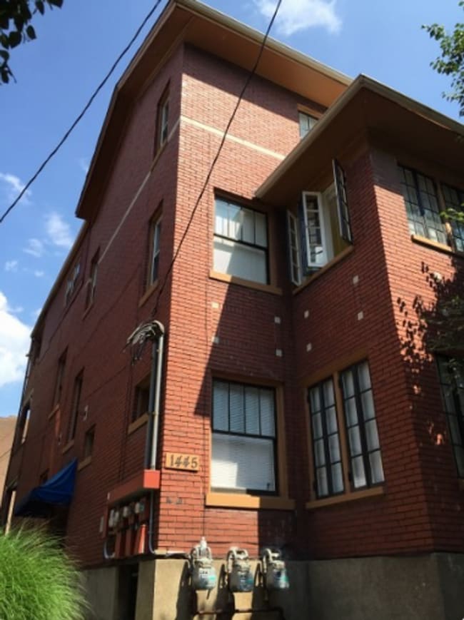 1445 - 1445 Apartment