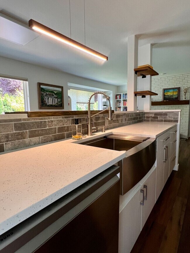 Foto del edificio - Quiet Downtown Kirkland Condo Available 8/6/26