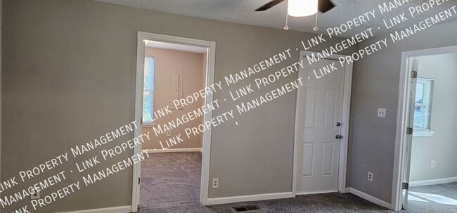 Foto del edificio - Completely Remodeled 2 Bedroom with a Huge...