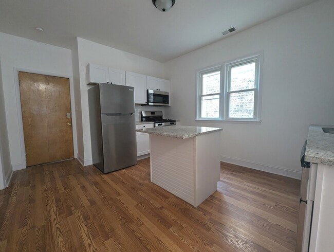 Building Photo - 1520 W Melrose St