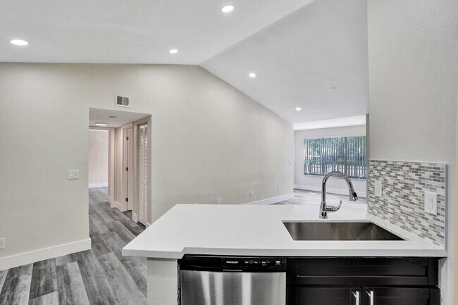 Foto del edificio - 2BED/1BATH renovated apartment ready to MOVE IN!