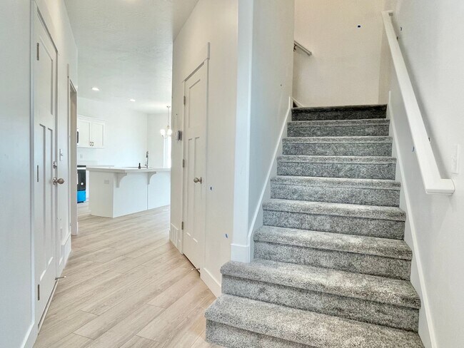 Building Photo - Bright & Beautiful Townhome in American Fork!