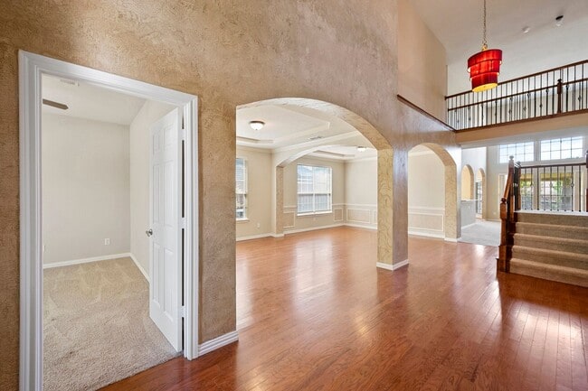 Building Photo - Grand Mansfield Home with newly renovated ...