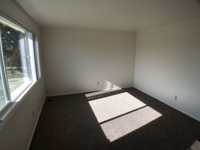 Building Photo - 3 bed 2 bath with basement