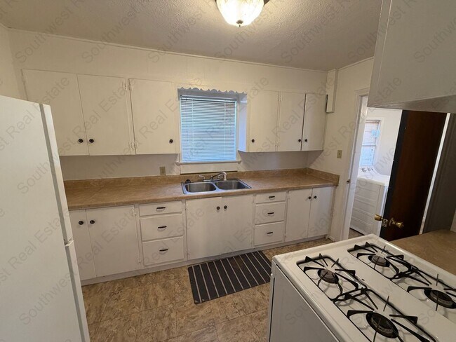 Foto del edificio - Spacious 3-bedroom 1 bath home