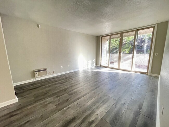 Building Photo - Beautiful Updated First Floor Condo! **Mov...