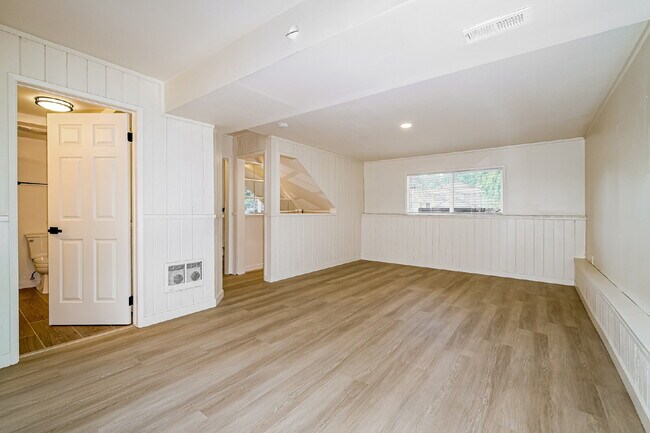 Foto del edificio - **Fully Remodeled 3+ Bedroom Home with Large Wraparound Deck – AVAILABLE NOW FOR RENT**