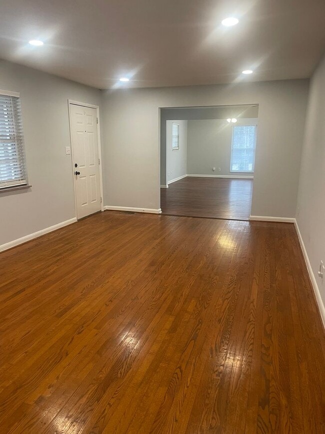 Building Photo - Knoxville 37918 - 3 bedroom, 1.5 bath home in Halls - Contact Lisa Vineyard and Shannon Russell (...