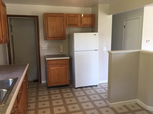 Kitchen - 327 Jackson Ave