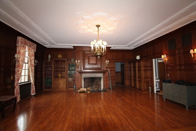 Building Photo - 16 Balmoral St