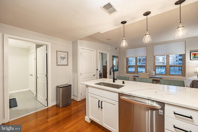 Foto del edificio - 888 N Quincy St