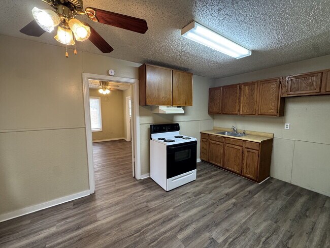Foto del edificio - Duplex Located One Block From Elementary!