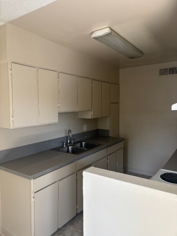 Foto del edificio - 8560 Artesia Blvd